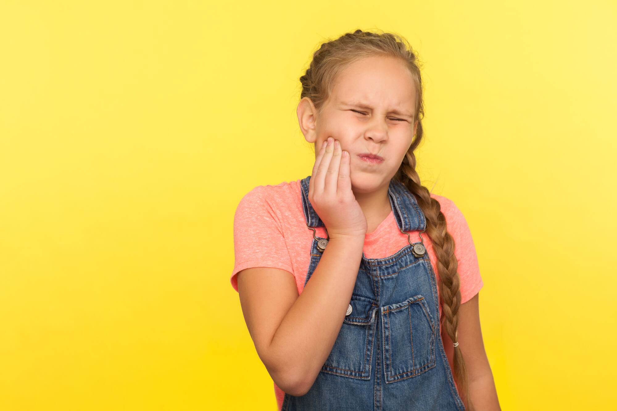 little girl with tooth pain needs to see a Pediatric Dentist in Pearl City