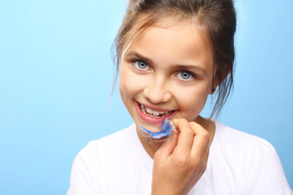 a child wearing an orthodontic device as advised by an Orthodontist in Pearl City