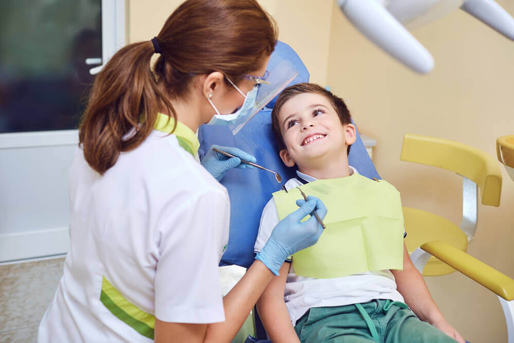 an-emergency-dentist-in-pearl-city-with-a-happy-child